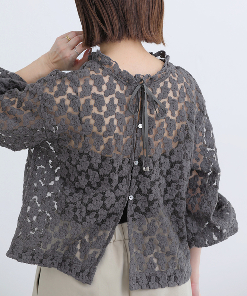 IENA（イエナ）の「フラワー刺繍レース2WAYブラウス（シャツ/ブラウス・レディース・ホワイト/チャコールグレー・FREE）」の2枚目の写真