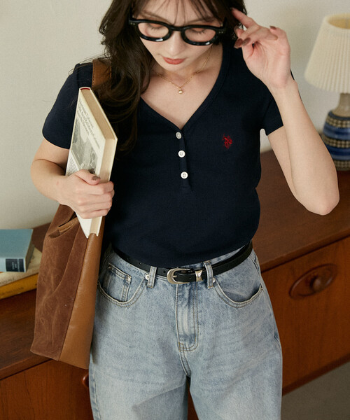 U.S. POLO ASSN.（ユーエスポロアッスン）の「U.S. POLO ASSN. × PUBLUX/ユーエスポロアッスン 別注 ヘンリーネック Tシャツ　限定展開（Tシャツ/カットソー・レディース・ブラック/ライトグレー/ネイビー・ﾌﾘ-）」の6枚目の写真