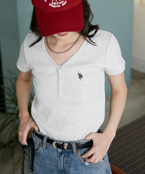 U.S. POLO ASSN.（ユーエスポロアッスン）の「U.S. POLO ASSN. × PUBLUX/ユーエスポロアッスン 別注 ヘンリーネック Tシャツ　限定展開（Tシャツ/カットソー・レディース・ブラック/ライトグレー/ネイビー・ﾌﾘ-）」の13枚目の写真
