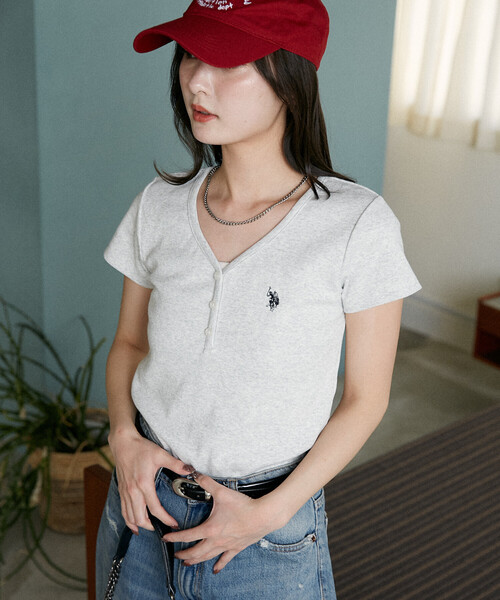 U.S. POLO ASSN.（ユーエスポロアッスン）の「U.S. POLO ASSN. × PUBLUX/ユーエスポロアッスン 別注 ヘンリーネック Tシャツ　限定展開（Tシャツ/カットソー・レディース・ブラック/ライトグレー/ネイビー・ﾌﾘ-）」の19枚目の写真