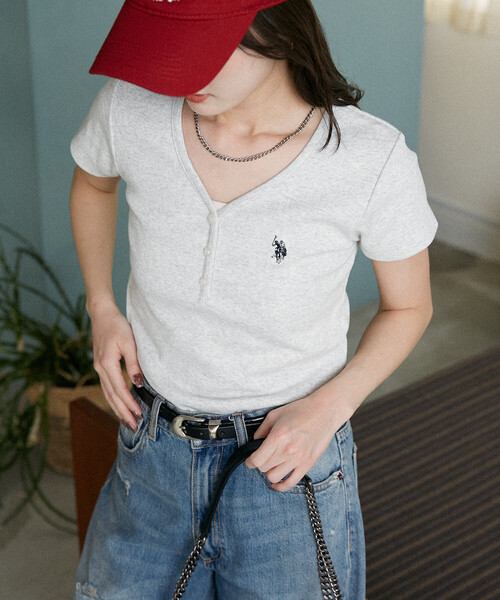 U.S. POLO ASSN.（ユーエスポロアッスン）の「U.S. POLO ASSN. × PUBLUX/ユーエスポロアッスン 別注 ヘンリーネック Tシャツ　限定展開（Tシャツ/カットソー・レディース・ブラック/ライトグレー/ネイビー・ﾌﾘ-）」の20枚目の写真