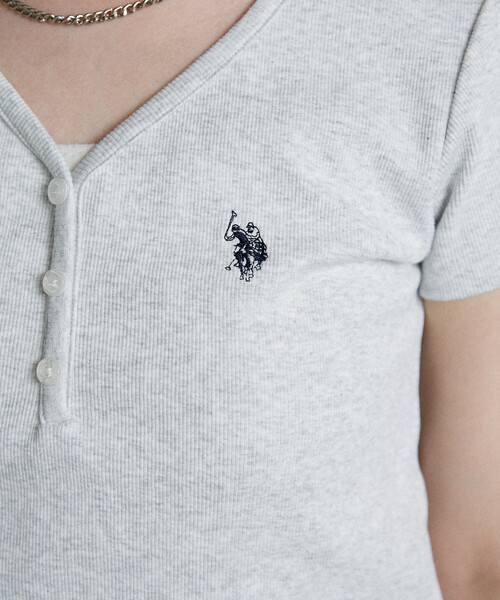 U.S. POLO ASSN.（ユーエスポロアッスン）の「U.S. POLO ASSN. × PUBLUX/ユーエスポロアッスン 別注 ヘンリーネック Tシャツ　限定展開（Tシャツ/カットソー・レディース・ブラック/ライトグレー/ネイビー・ﾌﾘ-）」の21枚目の写真