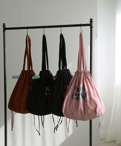colleca la（コレカラ）の「［コンパクトにたためる］ロゴプリント巾着トートバッグ（トートバッグ・レディース・ピンク/ネイビー/ブラック/キャメル・FREE）」の8枚目の写真