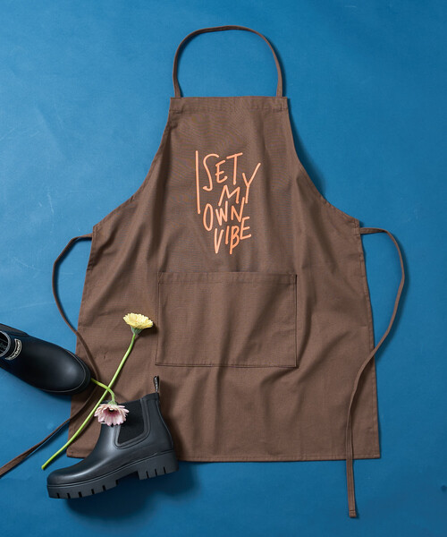 FREAK'S STORE(フリークスストア)の「藤本美貴 × FREAK'S STORE/フリークスストア メッセージ ロゴ エプロン(エプロン・レディース・ブラウン/レッド/ネイビー/オフホワイト・ONE SIZE)」の2枚目の写真