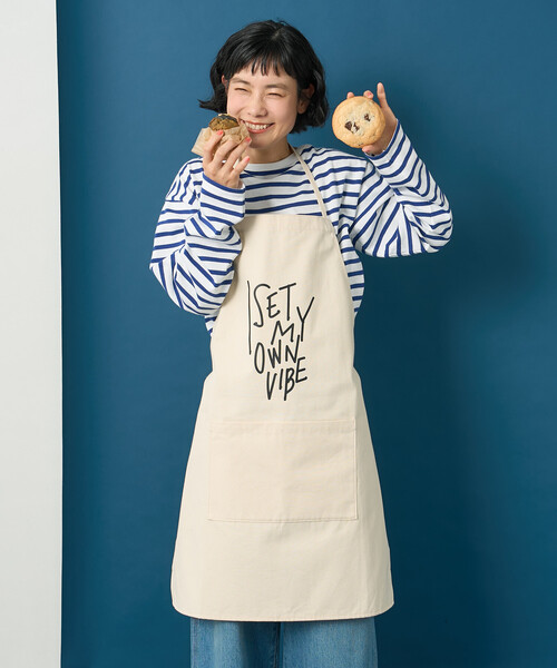 FREAK'S STORE(フリークスストア)の「藤本美貴 × FREAK'S STORE/フリークスストア メッセージ ロゴ エプロン(エプロン・レディース・ブラウン/レッド/ネイビー/オフホワイト・ONE SIZE)」の1枚目の写真
