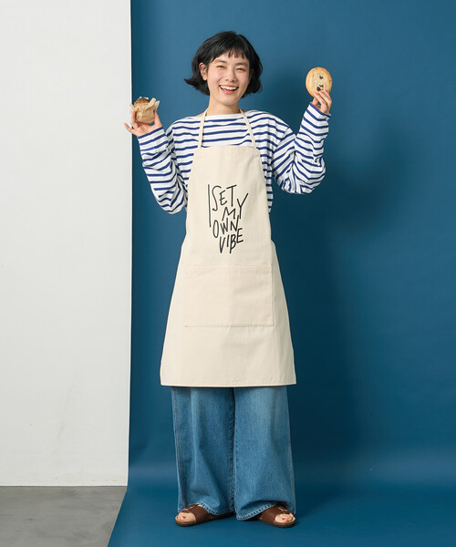 FREAK'S STORE(フリークスストア)の「藤本美貴 × FREAK'S STORE/フリークスストア メッセージ ロゴ エプロン(エプロン・レディース・ブラウン/レッド/ネイビー/オフホワイト・ONE SIZE)」の5枚目の写真