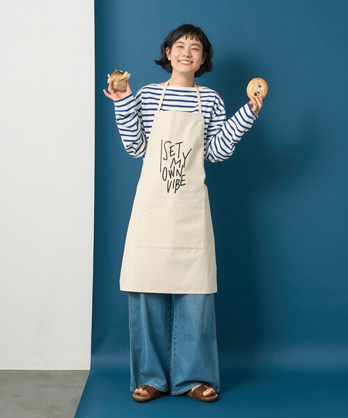 FREAK'S STORE(フリークスストア)の「藤本美貴 × FREAK'S STORE/フリークスストア メッセージ ロゴ エプロン(エプロン・レディース・ブラウン/レッド/ネイビー/オフホワイト・ONE SIZE)」の6枚目の写真