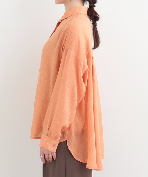SHOO・LA・RUE（シューラルー）の「【体型カバー】ふんわり質感 やわらかこなれシアーシャツ（シャツ/ブラウス・レディース・イエロー系その他/ブラウン系/ブラック/ブルー/ピンク系/ライトオレンジ系・00）」の9枚目の写真