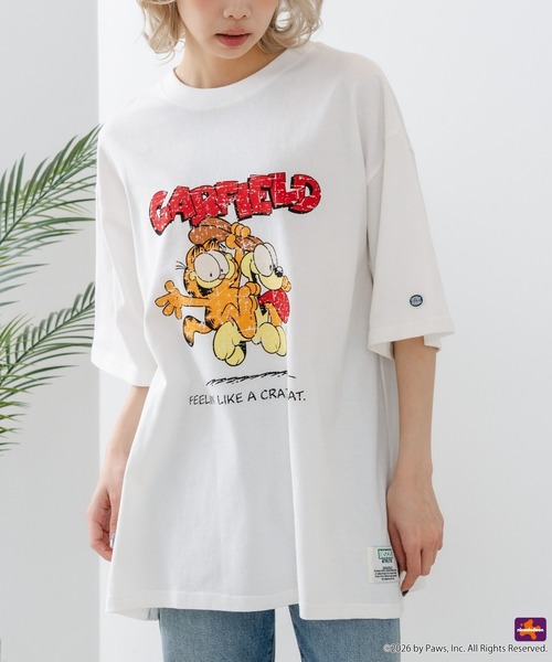 DISCUS(ディスカス)の「【DISCUS/ディスカス】【選べる丈感・ガーフィールド】DISCUS×GARFIELD コラボTシャツ クロップド短丈・ルーズシルエット(Tシャツ/カットソー・レディース・ブラック系その他/ホワイト系その他2/ブラック系その他2/ホワイト系その他・LARGE/MEDIUM)」の2枚目の写真