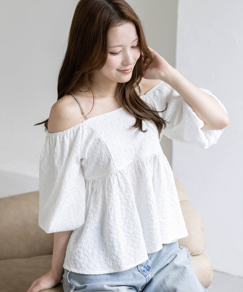 clear（クリア）の「肩ビジュー2wayラインストーンフクレジャガードブラウス[骨格ウェーブ 大人 フェミニン 上品]（シャツ/ブラウス・レディース・オフホワイト/ベージュ/ブラック・F）」の2枚目の写真