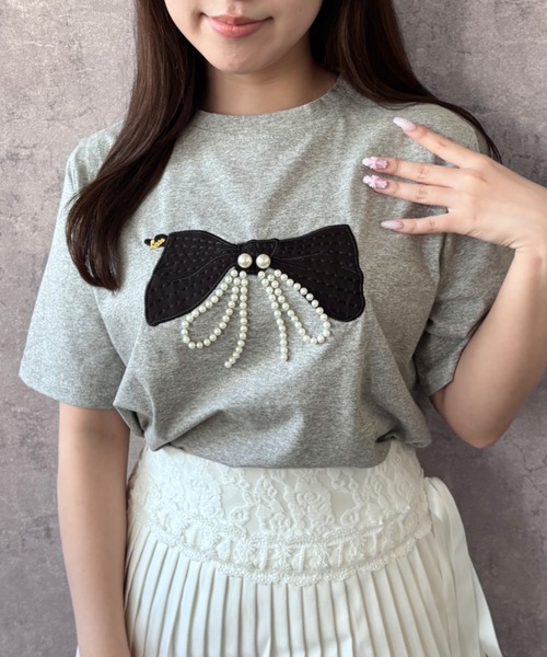 Mejoul(メジュール)の「【2026春夏新作】パールビックリボンモチーフクルーネックTシャツ(Tシャツ/カットソー・レディース・グレー/ブラック/ホワイト・F)」の7枚目の写真