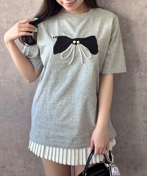 Mejoul(メジュール)の「【2026春夏新作】パールビックリボンモチーフクルーネックTシャツ(Tシャツ/カットソー・レディース・グレー/ブラック/ホワイト・F)」の5枚目の写真