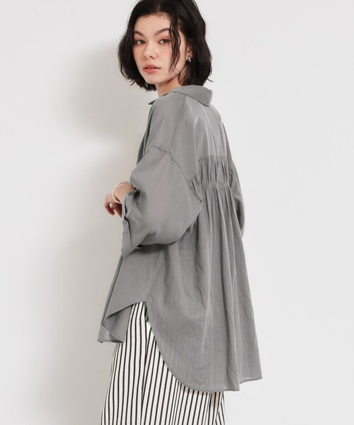 THE SHOP TK (ザ ショップ ティーケー )の「ポジティブカラーが映える バイオウォッシュバックギャザーシャツ(シャツ/ブラウス・レディース・ブルー/イエロー系その他/ピンク系その他/スミクロ・12/13)」の2枚目の写真