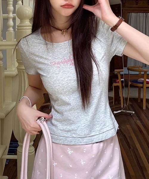 Alvia(アルビア)の「バックレースアップTシャツ 半袖 刺繍 ショート丈 タイト バレエコア 韓国風 Y2K トレンド(Tシャツ/カットソー・レディース・ライトグレー/ブラック・M)」の6枚目の写真