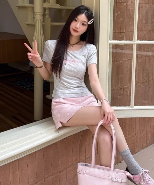 Alvia(アルビア)の「バックレースアップTシャツ 半袖 刺繍 ショート丈 タイト バレエコア 韓国風 Y2K トレンド(Tシャツ/カットソー・レディース・ライトグレー/ブラック・M)」の14枚目の写真