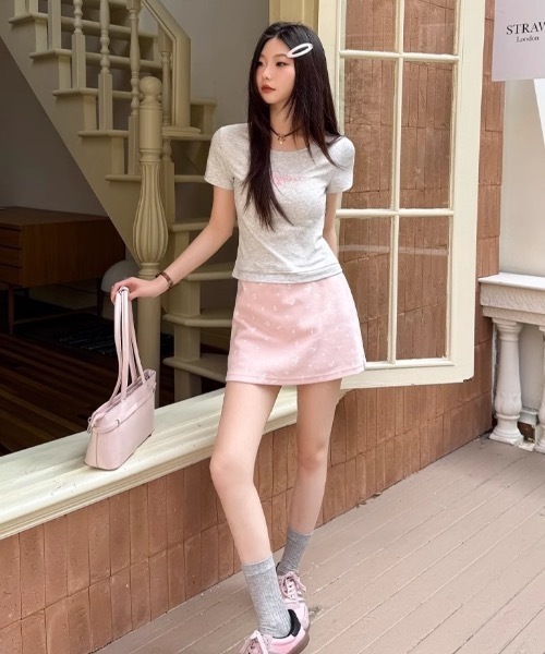 Alvia(アルビア)の「バックレースアップTシャツ 半袖 刺繍 ショート丈 タイト バレエコア 韓国風 Y2K トレンド(Tシャツ/カットソー・レディース・ライトグレー/ブラック・M)」の15枚目の写真