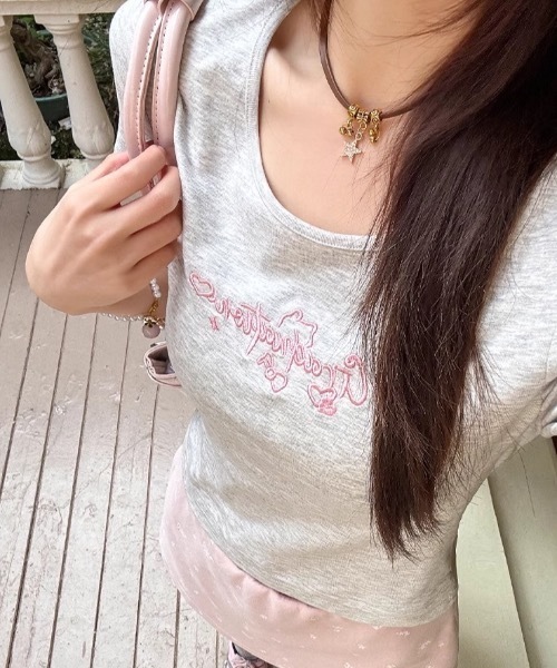 Alvia(アルビア)の「バックレースアップTシャツ 半袖 刺繍 ショート丈 タイト バレエコア 韓国風 Y2K トレンド(Tシャツ/カットソー・レディース・ライトグレー/ブラック・M)」の4枚目の写真