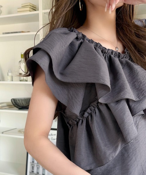mily bilet(ミウィビレット)の「【mily bilet】ひらり、上品。甘さふわっと香る♪華奢見え、前後2wayノースリーブカシュクールブラウス(シャツ/ブラウス・レディース・アイボリー/チャコール/サックスブルー・SMALL/MEDIUM/LARGE/X-LARGE)」の5枚目の写真