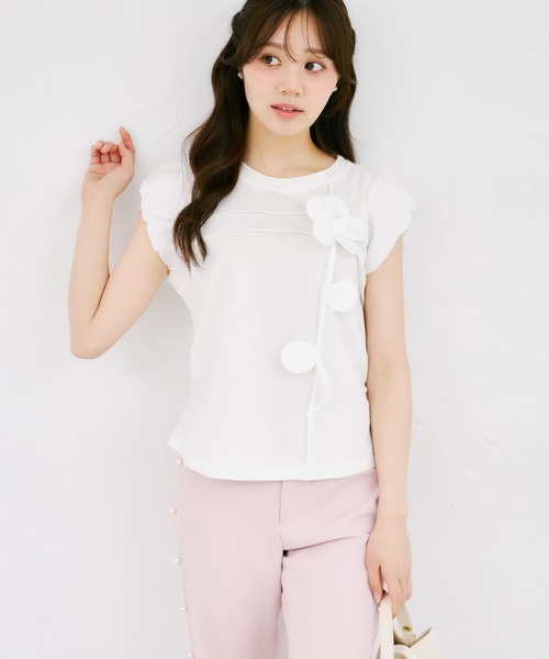 tocco closet(トッコ クローゼット)の「【ZOZO限定】フラワーモチーフ装飾サイドギャザーノースリーブトップス(Tシャツ/カットソー・レディース・ブラック/ホワイト・M)」の5枚目の写真