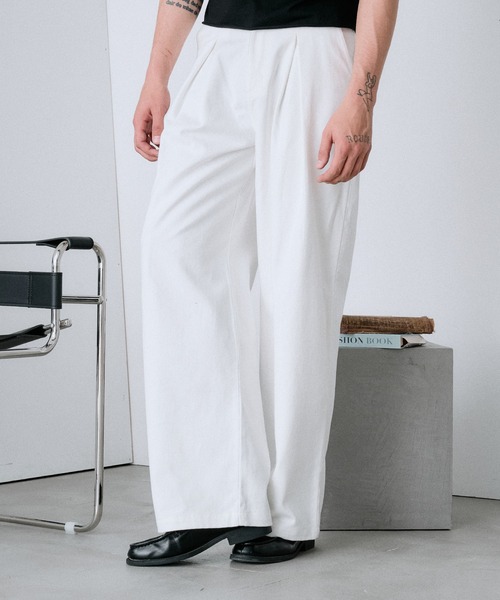 Regen Glanz(レーゲングランツ)の「deep front tuck volume cotton pants / ディープフロントタックボリュームコットンパンツ(その他パンツ・メンズ・ベージュ/ブラック/ライトホワイト・LARGE/SMALL/MEDIUM)」の2枚目の写真