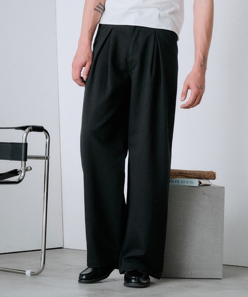 Regen Glanz(レーゲングランツ)の「deep front tuck volume cotton pants / ディープフロントタックボリュームコットンパンツ(その他パンツ・メンズ・ベージュ/ブラック/ライトホワイト・LARGE/SMALL/MEDIUM)」の1枚目の写真
