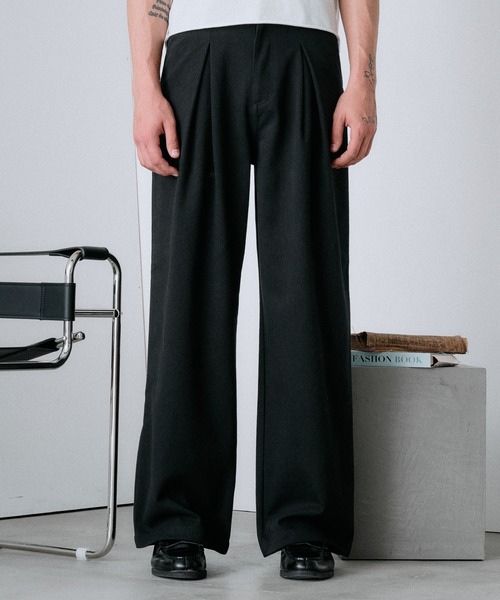 Regen Glanz(レーゲングランツ)の「deep front tuck volume cotton pants / ディープフロントタックボリュームコットンパンツ(その他パンツ・メンズ・ベージュ/ブラック/ライトホワイト・LARGE/SMALL/MEDIUM)」の4枚目の写真