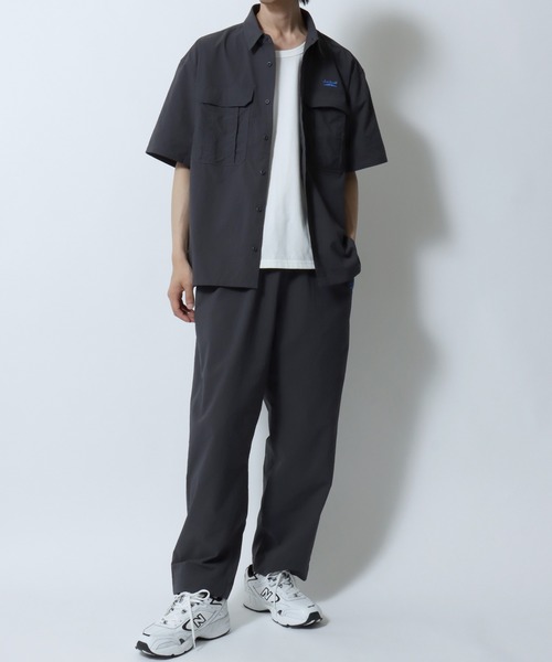 CONVERSE(コンバース)の「CONVERSE Jack Purcell/コンバース ジャックパーセル オーバーサイズ シアサッカー ユニセックス 半袖シャツ セットアップ対応(シャツ/ブラウス・メンズ・チャコール/ネイビー・S/M/L)」の19枚目の写真