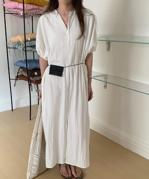 AMAJI(アマジ)の「Vネック スリット リボン付き ロング丈 ワンピース(ワンピース・レディース・ライトブルー/ブラック/ホワイト・FREE)」の2枚目の写真