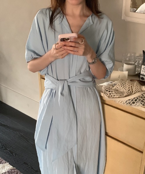 AMAJI(アマジ)の「Vネック スリット リボン付き ロング丈 ワンピース(ワンピース・レディース・ライトブルー/ブラック/ホワイト・FREE)」の1枚目の写真