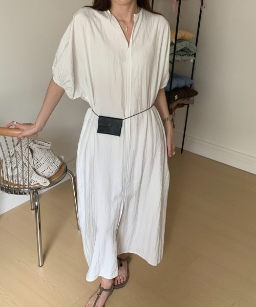 AMAJI(アマジ)の「Vネック スリット リボン付き ロング丈 ワンピース(ワンピース・レディース・ライトブルー/ブラック/ホワイト・FREE)」の6枚目の写真