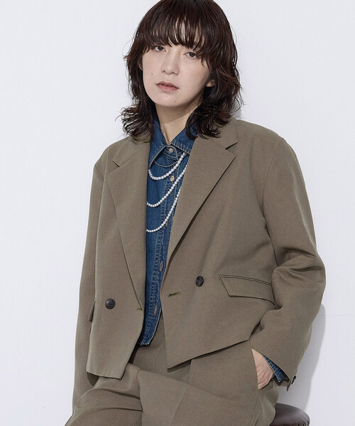 COMME CA Wardrobe(コムサワードローブ)の「〔 +サイズ 〕 【セットアップ対応】パウダープレーンストレッチ ショートダブルジャケット(セットアップ・レディース・ネイビー/ブラウン・13号/15号)」の2枚目の写真