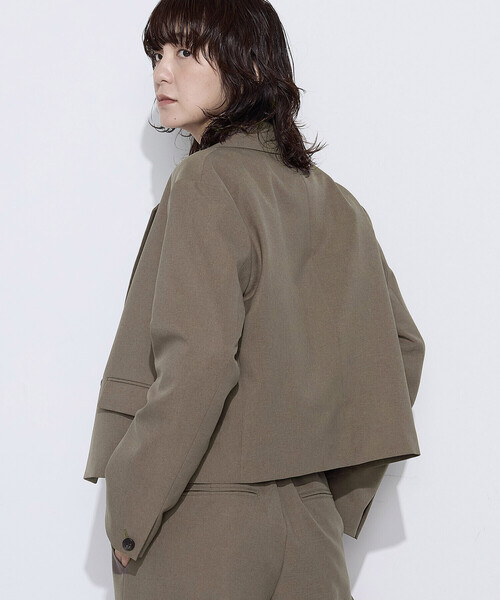 COMME CA Wardrobe(コムサワードローブ)の「〔 +サイズ 〕 【セットアップ対応】パウダープレーンストレッチ ショートダブルジャケット(セットアップ・レディース・ネイビー/ブラウン・13号/15号)」の7枚目の写真