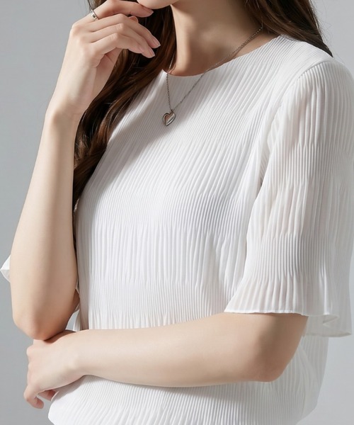 umune(ウムネ)の「プリーツトップス 半袖 五分袖 シアー素材 立体シャーリング メロウ 凹凸 表面感 伸縮性 ストレッチ 透け感 きれいめMIX インナー 夏(Tシャツ/カットソー・レディース・オフホワイト/ブラック・FREE)」の6枚目の写真