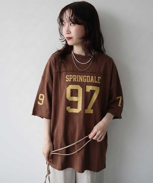 earth music&ecology(アースミュージックアンドエコロジー)の「ナンバリングビッグTシャツ(Tシャツ/カットソー・レディース・アイボリー/ダークグレー/ブラウン・FREE)」の3枚目の写真