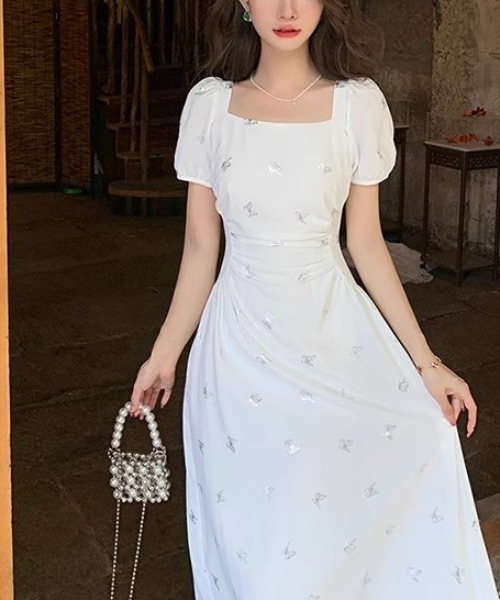 LUCPY（ラクピー）の「フラワー刺繍スクエアネックロングワンピース（ワンピース・レディース・ホワイト・LARGE/X-LARGE/MEDIUM/SMALL）」の4枚目の写真