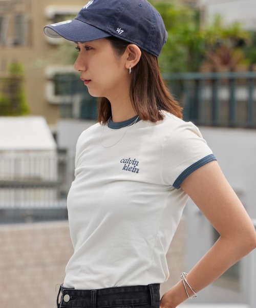 Calvin Klein（カルバン・クライン）の「Calvin Klein/カルバンクライン Tシャツ - ショートスリーブスリムロゴリンガーTシャツ スリムフィット タイト コンパクト 胸ロゴ 半袖 配色 レディース 秋 秋服 2026年秋冬（Tシャツ/カットソー・レディース・ホワイト/ネイビー・S/M）」の2枚目の写真