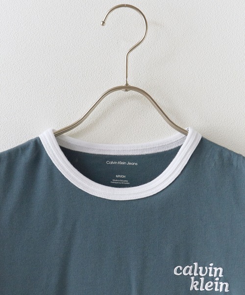 Calvin Klein（カルバン・クライン）の「Calvin Klein/カルバンクライン Tシャツ - ショートスリーブスリムロゴリンガーTシャツ スリムフィット タイト コンパクト 胸ロゴ 半袖 配色 レディース 秋 秋服 2026年秋冬（Tシャツ/カットソー・レディース・ホワイト/ネイビー・S/M）」の22枚目の写真