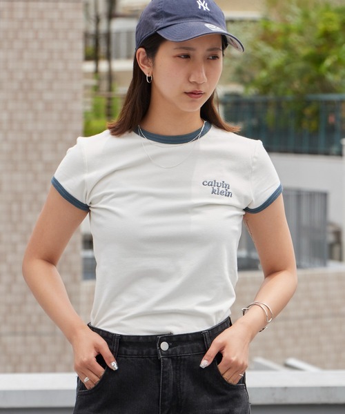 Calvin Klein（カルバン・クライン）の「Calvin Klein/カルバンクライン Tシャツ - ショートスリーブスリムロゴリンガーTシャツ スリムフィット タイト コンパクト 胸ロゴ 半袖 配色 レディース 秋 秋服 2026年秋冬（Tシャツ/カットソー・レディース・ホワイト/ネイビー・S/M）」の5枚目の写真