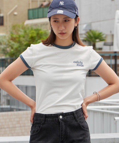 Calvin Klein（カルバン・クライン）の「Calvin Klein/カルバンクライン Tシャツ - ショートスリーブスリムロゴリンガーTシャツ スリムフィット タイト コンパクト 胸ロゴ 半袖 配色 レディース 秋 秋服 2026年秋冬（Tシャツ/カットソー・レディース・ホワイト/ネイビー・S/M）」の6枚目の写真