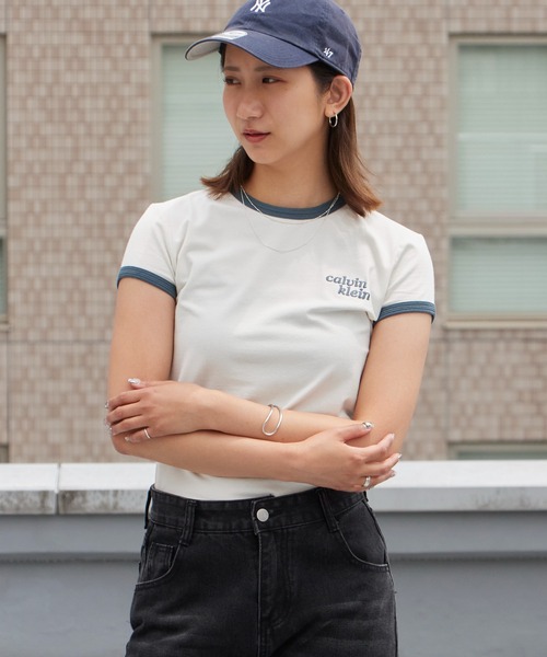 Calvin Klein（カルバン・クライン）の「Calvin Klein/カルバンクライン Tシャツ - ショートスリーブスリムロゴリンガーTシャツ スリムフィット タイト コンパクト 胸ロゴ 半袖 配色 レディース 秋 秋服 2026年秋冬（Tシャツ/カットソー・レディース・ホワイト/ネイビー・S/M）」の7枚目の写真