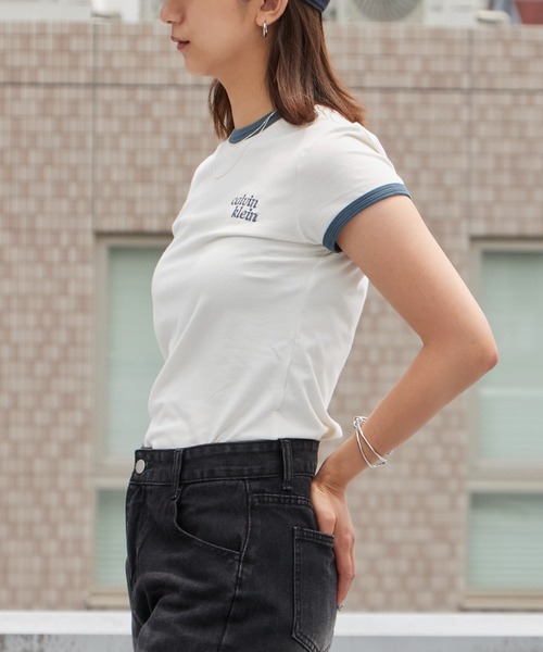 Calvin Klein（カルバン・クライン）の「Calvin Klein/カルバンクライン Tシャツ - ショートスリーブスリムロゴリンガーTシャツ スリムフィット タイト コンパクト 胸ロゴ 半袖 配色 レディース 秋 秋服 2026年秋冬（Tシャツ/カットソー・レディース・ホワイト/ネイビー・S/M）」の4枚目の写真