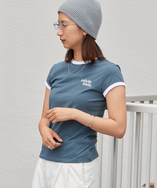 Calvin Klein（カルバン・クライン）の「Calvin Klein/カルバンクライン Tシャツ - ショートスリーブスリムロゴリンガーTシャツ スリムフィット タイト コンパクト 胸ロゴ 半袖 配色 レディース 秋 秋服 2026年秋冬（Tシャツ/カットソー・レディース・ホワイト/ネイビー・S/M）」の15枚目の写真