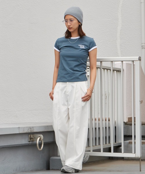 Calvin Klein（カルバン・クライン）の「Calvin Klein/カルバンクライン Tシャツ - ショートスリーブスリムロゴリンガーTシャツ スリムフィット タイト コンパクト 胸ロゴ 半袖 配色 レディース 秋 秋服 2026年秋冬（Tシャツ/カットソー・レディース・ホワイト/ネイビー・S/M）」の19枚目の写真