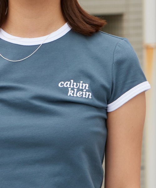 Calvin Klein（カルバン・クライン）の「Calvin Klein/カルバンクライン Tシャツ - ショートスリーブスリムロゴリンガーTシャツ スリムフィット タイト コンパクト 胸ロゴ 半袖 配色 レディース 秋 秋服 2026年秋冬（Tシャツ/カットソー・レディース・ホワイト/ネイビー・S/M）」の13枚目の写真