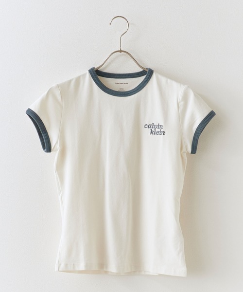 Calvin Klein（カルバン・クライン）の「Calvin Klein/カルバンクライン Tシャツ - ショートスリーブスリムロゴリンガーTシャツ スリムフィット タイト コンパクト 胸ロゴ 半袖 配色 レディース 秋 秋服 2026年秋冬（Tシャツ/カットソー・レディース・ホワイト/ネイビー・S/M）」の3枚目の写真