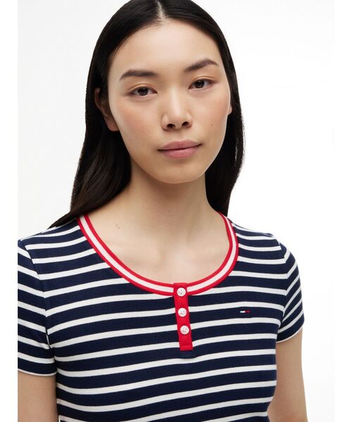 tommy jeans（トミー ジーンズ）の「ヘンリーネックスリムショートスリーブTシャツ（Tシャツ/カットソー・レディース・ブルー/レッド・X-SMALL/SMALL/MEDIUM/LARGE）」の10枚目の写真
