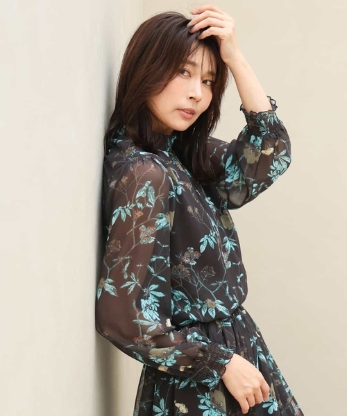 MK MICHEL KLEIN（エムケーミッシェルクラン）の「[洗える]水彩花柄シフォンブラウス（シャツ/ブラウス・レディース・ダークブラウン/キャメル・38）」の15枚目の写真
