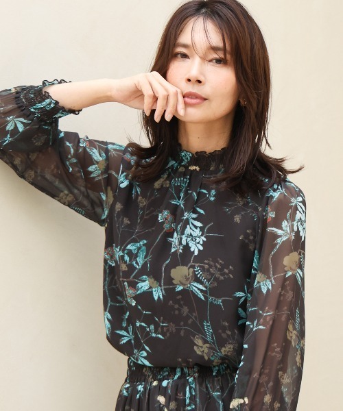 MK MICHEL KLEIN（エムケーミッシェルクラン）の「[洗える]水彩花柄シフォンブラウス（シャツ/ブラウス・レディース・ダークブラウン/キャメル・38）」の3枚目の写真