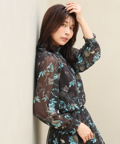 MK MICHEL KLEIN（エムケーミッシェルクラン）の「[洗える]水彩花柄シフォンブラウス（シャツ/ブラウス・レディース・ダークブラウン/キャメル・38）」の4枚目の写真