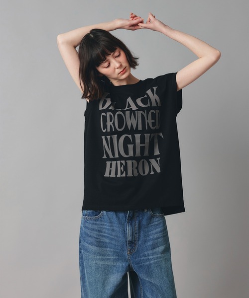 AT THE TRNK(アットザトランク)の「英字ロゴプリント ノースリ Tシャツ AT THE TRNK(Tシャツ/カットソー・レディース・ブラック/チャコール/ホワイト・フリー)」の1枚目の写真